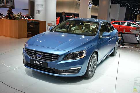 Volvo - La nuova Volvo S60 con la sua presenza decisa e slanciata, accentua la natura sportiva di questo modello..  width=