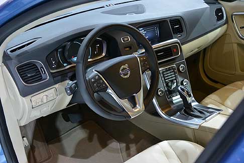 Volvo - All’interno della Volvo S60 le novità includono nuove tonalità per i rivestimenti, nuovi inserti in legno, un nuovo rivestimento del padiglione e nuove cornici in metallo satinato intorno alle bocchette dell’aria e ai comandi delle luci. width=