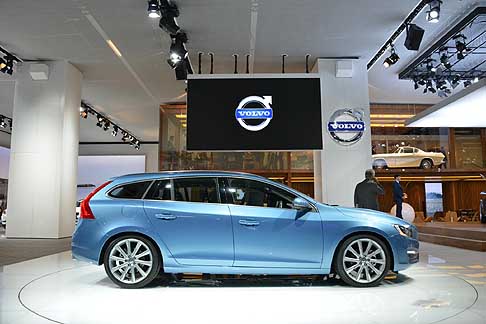 Volvo - La nuova Volvo V60 è l’automobile per chi cerca la versatilità di una station wagon, la maneggevolezza di una berlina sportiva, in un elegante corpo vettura dal raffinato disegno.  width=