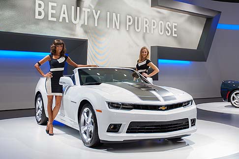 Chevrolet - Nell’area espositiva del marchio, che espone su una superficie pari a 1.800 metri quadri dello stand, la nuova Camaro si distingue per il profilo scattante e la nuova tecnologia di infotainment Chevrolet MyLink. width=