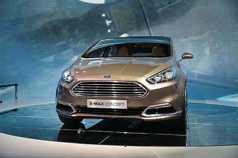 Ford - Il profilo della S-MAX risulta, ora, più fluido, con il tetto in vetro che si raccorda con il parabrezza e il cofano. width=