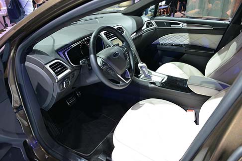 Ford - Gli interni della Ford Vignale sono rifiniti in elegante pelle trapuntata di qualità premium dalla tonalità nocciola. width=