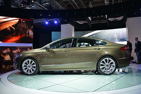 Ford - La nuova Ford Mondeo Vignale Concept, realizzata nelle versioni berlina e wagon, è dotata di badge Vignale, elementi cromati, cerchi in lega da 20 pollici, paraurti anteriore, fendinebbia e griglia anteriore dal design esclusivo. width=