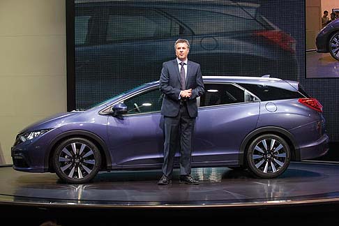 Honda -  E’tempo di rivelazioni per la Honda Civic Tourer, premiere assoluta del Salone di Francoforte 2013 che si svela al pubblico internazionale per offrire uno stile unico e originale e soluzioni tecnologicamente avanzate. width=