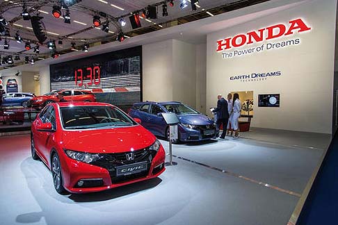 Honda - Sia la nuova versione di Civic 5 porte che Civic Tourer beneficiano di un nuovo pacchetto di sistemi avanzati di sicurezza attiva denomitati Advanced Drive Assist System. width=