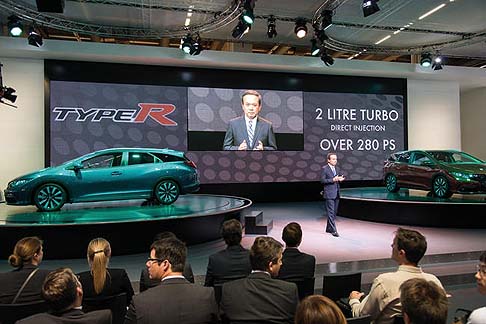 Honda - Durante la conferenza stampa, Manabu Nishimae, presidente di Honda Motor Europe ha svelato i primi dettagli della nuova Civic Type R, alimentata da un motore turbo a iniezione diretta 2 litri a benzina da 280 CV. width=