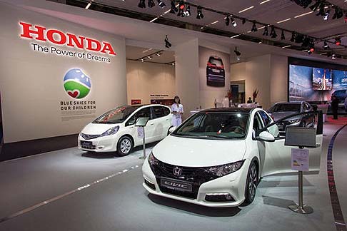 Honda - A tenere compagnia nel ricco stand di Honda alla nuova Civic Tourer troviamo, inoltre, la versione 2014 di Civic 5porte, rivitalizzata nel look. width=