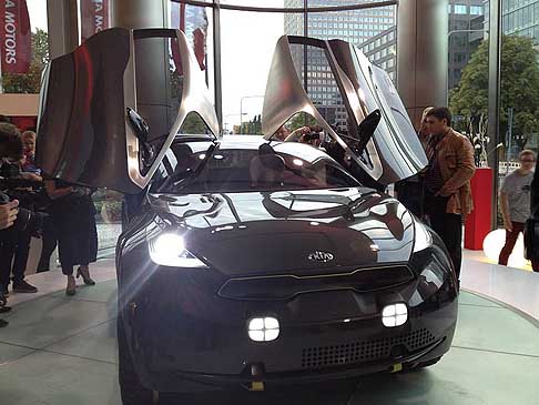 Kia Motors - Kia Niro Concept con gruppi ottici anteriori di forma cubica width=
