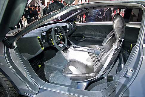 Kia Motors - Kia Niro Concept con rivestimento trapuntato. Gli schienali si posso ribaldare e permettono di accedere ai sedili posteriori sdoppiati e abbattibili con struttura 50/50 width=