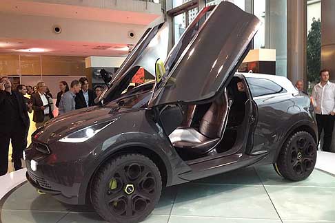 Kia Motors - Kia Niro Concept le portiere si aprono ad ali di gabbiano verticalmente e le maniglie sono integrate nella parte inferiore della portiera width=