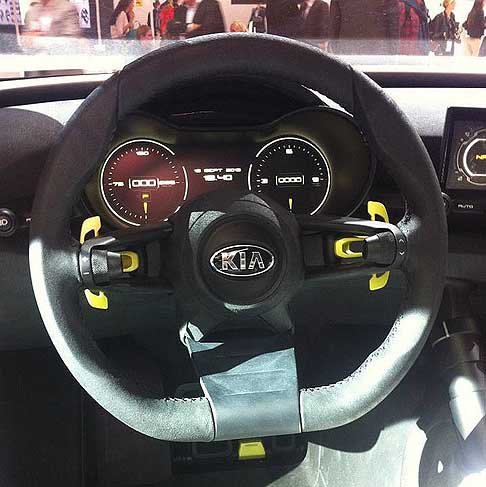 Kia Motors - Kia Niro Concept interni del guidatore il cruscotto utilizza la strumentazione digitale super-vision width=