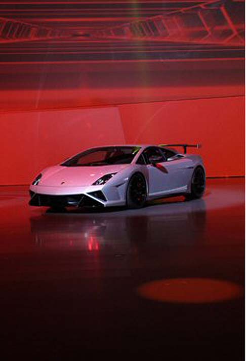 Lamborghini - Per quanto riguarda la denominazione Squadra Corse, il modello fa riferimento al dipartimento di Automobili Lamborghini creato per gestire tutte le attività legate al motorsport, che includono la Classe GT3 monomarca Lamborghini Blancpain Super Trofeo. width=