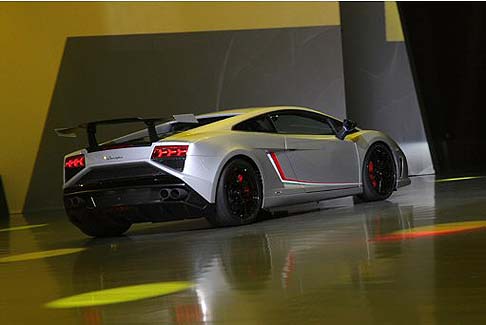 Lamborghini - Tra le caratterizzazioni stilistiche della Gallardo Squadra Corse si fa notare una striscia tricolore, verde, bianca e rossa che attraversa la fiancata. width=