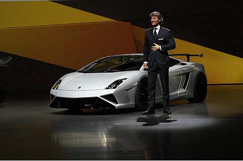 Lamborghini -  Disponibile nelle tinte Giallo Midas, Bianco Monocerus, Grigio Thalasso e Rosso Mars, la vettura sfoggia una finitura in nero opaco dell'alettone posteriore, che contrasta con il colore della carrozzeria. width=