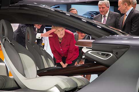 Angela Merkel - Cancelliera Angela Merkel si schiera a sostegno dell´industria automobilistica tedesca  width=