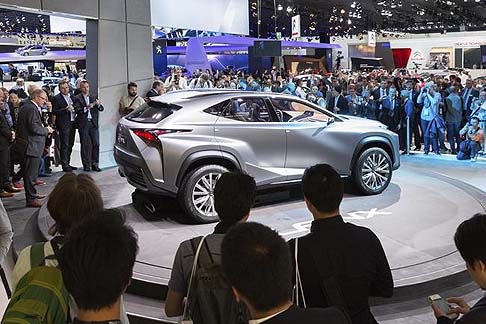 Lexus - Il concept LF-NX è equipaggiato con la motorizzazione full hybrid, studiata per assicurare emissioni di CO2 ai vertici della categoria. width=