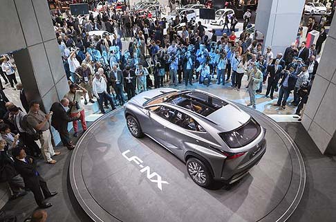 Lexus - Per quanto riguarda, invece, il prototipo Lexus LF-NX Concept, il veicolo risulta lungo 4.640 mm, per una lunghezza del passo pari a 2.700 mm, e dimensioni più compatte rispetto a quelle del modello RX. width=