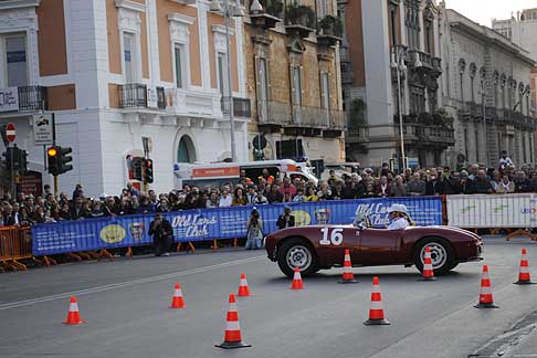 GP di Bari 2015 - 4^ Rievocazione Gran Premio di Bari rotonda su Corso Vittorio Emanuele II width=