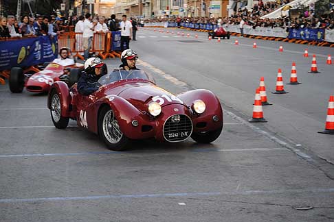GP di Bari 2015 - Chi ha avuto la fortuna di sostare anche solo per qualche secondo nella zona paddock, ha potuto respirare l’atmosfera e la magia dei mitici anni 50 al Gran Primo di Bari 2015 width=