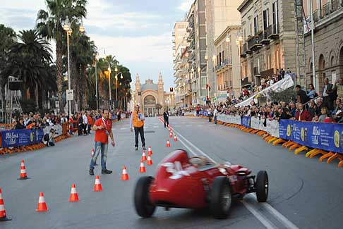 GP di Bari 2015 - Corso Vittorio Emanuele era gremito di gente che si confondeva tra i motori rombanti, strade transennate, vigilanti ovunque e migliaia di visitatori in attesa di vedere le bellissime auto storiche width=