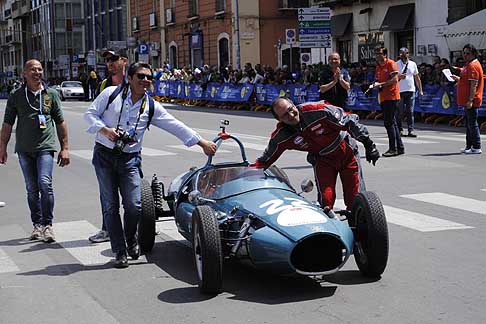 Corsa di regolarità - Driver Baldassarre che spinge la G. De La Rose modello De Blank per riportarla in parco chiuso alla 4^ Rievocazione del Gran Premio di Bari width=