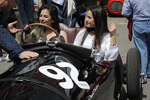 Corsa di regolarità - Durante la 1^ manche, nei pressi del Teatro Margherita, il pubblico ha accolto con grida e applausi il passaggio dell’unico equipaggio femminile a bordo della Triumph Moss Monaco nera alla 4^ Rievocazione del Gran Premio di Bari width=