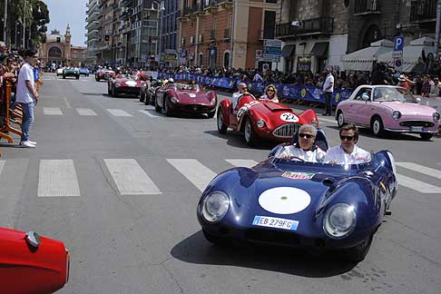 Corsa di regolarità - Lungo serpentone finale che saluta il pubblico barese alla 4^ Rievocazione del Gran Premio di Bari width=