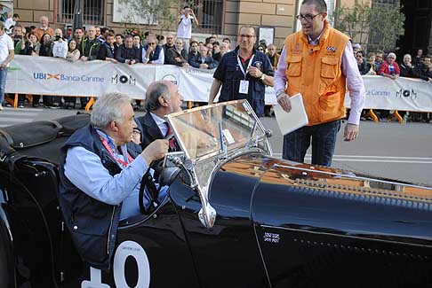 GP di Bari 2015 - Presidente dell´ASI Roberto Loi su Jaguar storica nera al Gran Premio di Bari 2015 width=