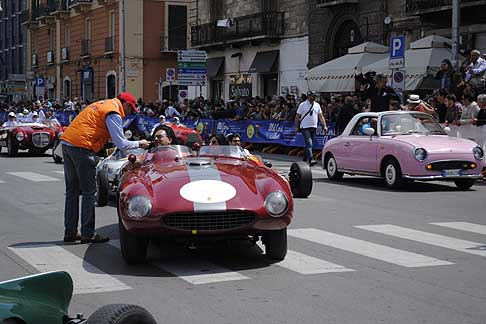 Corsa di regolarità - Serpentone finale con interviste a caldo alla 4^ Rievocazione del Gran Premio di Bari width=