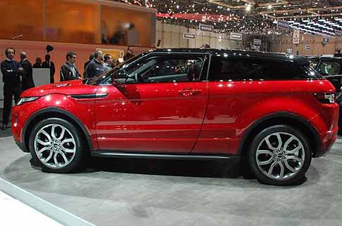 Land Rover - Land Rover Range Rover Evoque rossa metallizato e tetto nero vista laterale del Suv width=