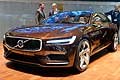 Volvo Concept Estate interessante il design scelto per il frontale, il cofano robusto, solcato da due scanalature sui lati, è arricchito da due gruppi ottici squadrati che rendono l´insieme decisamente aggressivo