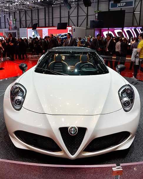 Alfa Romeo - Alfa Romeo 4C Targa particolarissimi sono anche i nuovi proiettori anteriori sotto lente con i cerchi in lega a diametro differenziato  width=