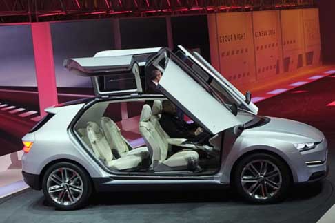 Italdesign Giugiaro - La propulsione elettrica ha suggerito le soluzioni estetiche per il frontale, dove è assente la griglia per il raffreddamento del radiatore, sostituita da due prese d’aria poste verticalmente tra i gruppi ottici e i passaruota. width=