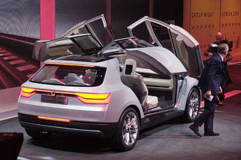 Italdesign Giugiaro - La linea di cintura è slanciata e il profilo della vettura si raccorda sul montante C, conferendo una linea sportiva. Il parabrezza si estende per tutta la lunghezza del tetto, arrivando fino allo spoiler posteriore.  width=