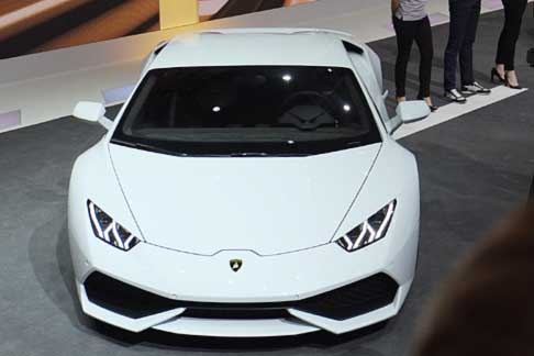 Lamborghini - Lamborghini Huracan LP 610-4 è equipaggiata con motore V10 che eroga una potenza di 449 kW / 610 CV a 8.250 giri/min e una coppia massima di 560 Nm a 6.500 giri width=
