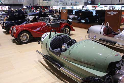 Morgan Motor - Morgan Three Wheeler e Morgan Plus 4 nello sfondo width=