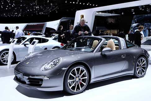 Porsche - Dopo aver sfilato sulla Passerella internazionale di Detroit, la Porsche 911 Targa giunge a Ginevra. width=