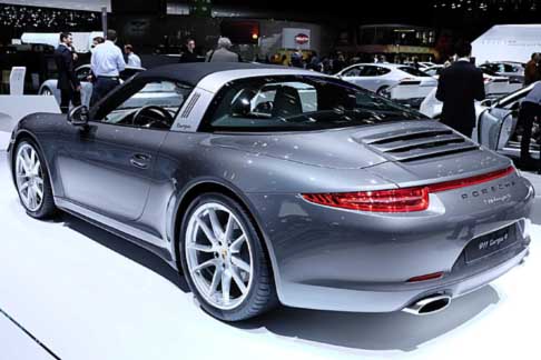 Porsche - La 911 Targa 4 eroga una potenza di 350 CV (257 kW) con un motore boxer da 3,4 litri. width=