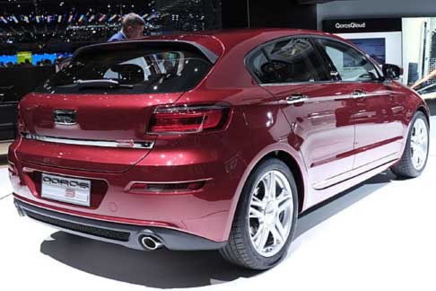 Qoros - I modelli Experience Plus offrono in più tetto apribile trasparente con comando one-touch, mentre il top di gamma Elegance è dotato di cruise control, sedili anteriori riscaldati a regolazione elettrica. width=