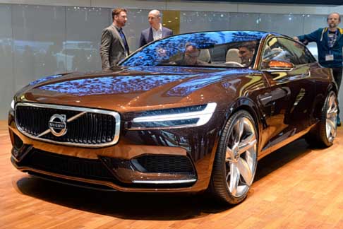 Volvo - Volvo Concept Estate interessante il design scelto per il frontale, il cofano robusto, solcato da due scanalature sui lati, è arricchito da due gruppi ottici squadrati che rendono l´insieme decisamente aggressivo width=