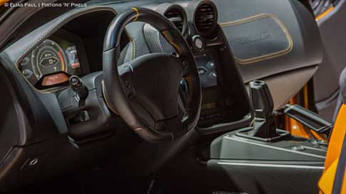Zenvo - Zenvo ST1 Gli interni sono lineari e dominati da materiali leggeri come leghe di alluminio e carbonio width=