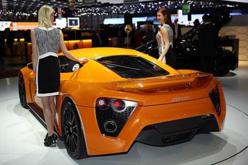 Zenvo - Zenvo ST1 motore 6.8 litri 8 cilindri a V, dotato di compressore volumetrico e turbo, che riesce a garantire 1100 CV a 6900 giri e 1430 Nm di coppia a 4500 giri width=