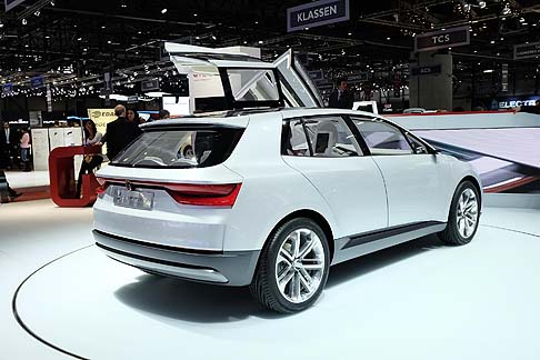 Italdesign Giugiaro - Inoltre, Italdesign Giugiaro ha sviluppato una applicazione in grado di collegare gli occupanti tra loro e al mondo esterno, denominata Carlink. width=