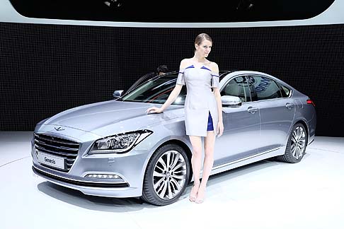 Hyundai - Il look di Hyundai Genesis si caratterizza per la presenza di proporzioni eleganti e linee pulite. Tra gli elementi di stile si notano la griglia frontale esagonale, potenti fari (HID) e luminosi LED. width=