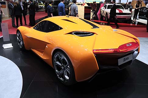 Hyundai - Lunga 4,1 metri, larga 1,88 ed alta 1,16, con un passo pari a 2,45 metri, PassoCorto adotta un motore posteriore-centrale. La livrea arancione evoca i modelli realizzati dai carrozzieri italiani negli anni ´70. width=