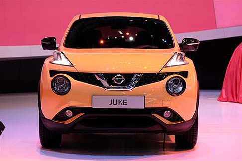 Nissan - La griglia presenta il nuovo logo del marchio, mentre il frontale è stato irrobustito con una finitura più resistente sotto il paraurti.Sui nuovi specchietti retrovisori sono stati integrati gli indicatori di direzione a LED. width=
