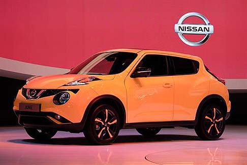 Nissan - Interessanti le novità anche a bordo dove compare una console centrale di ispirazione motociclistica. Di serie, gli interni sono proposti in grigio, ma è possibile scegliere grazie all’offerta di un pacchetto di personalizzazione tonalità più vivaci. width=