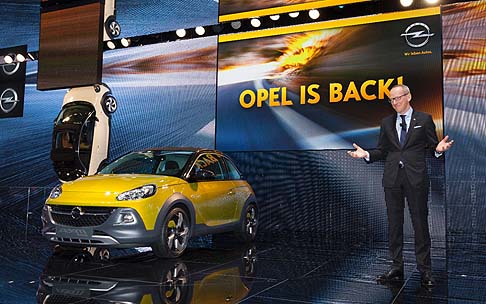 Opel  - Muscoloso e agile, l’inedito ADAM ROCKS Concept abbina il piacere della guida alla’ria aperta con il drive-to-fun tipico di un crossover.  width=