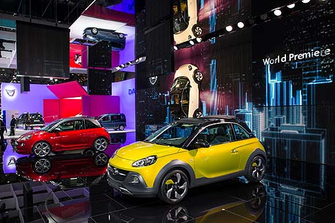 Opel  - Per quanto riguarda la connettività, Opel presenta al Salone di Ginevra OnStar, il sistema satellitare che collega i veicoli a centri di emergenza e a molti altri servizi.  width=