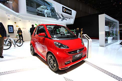 Smart - Rossa ed esclusiva la Smart BRABUS Xclusive red edition calamita l’attenzione dei visitatori di Ginevra nello stand Smart, dove si presenta in veste di assoluta premiere. width=